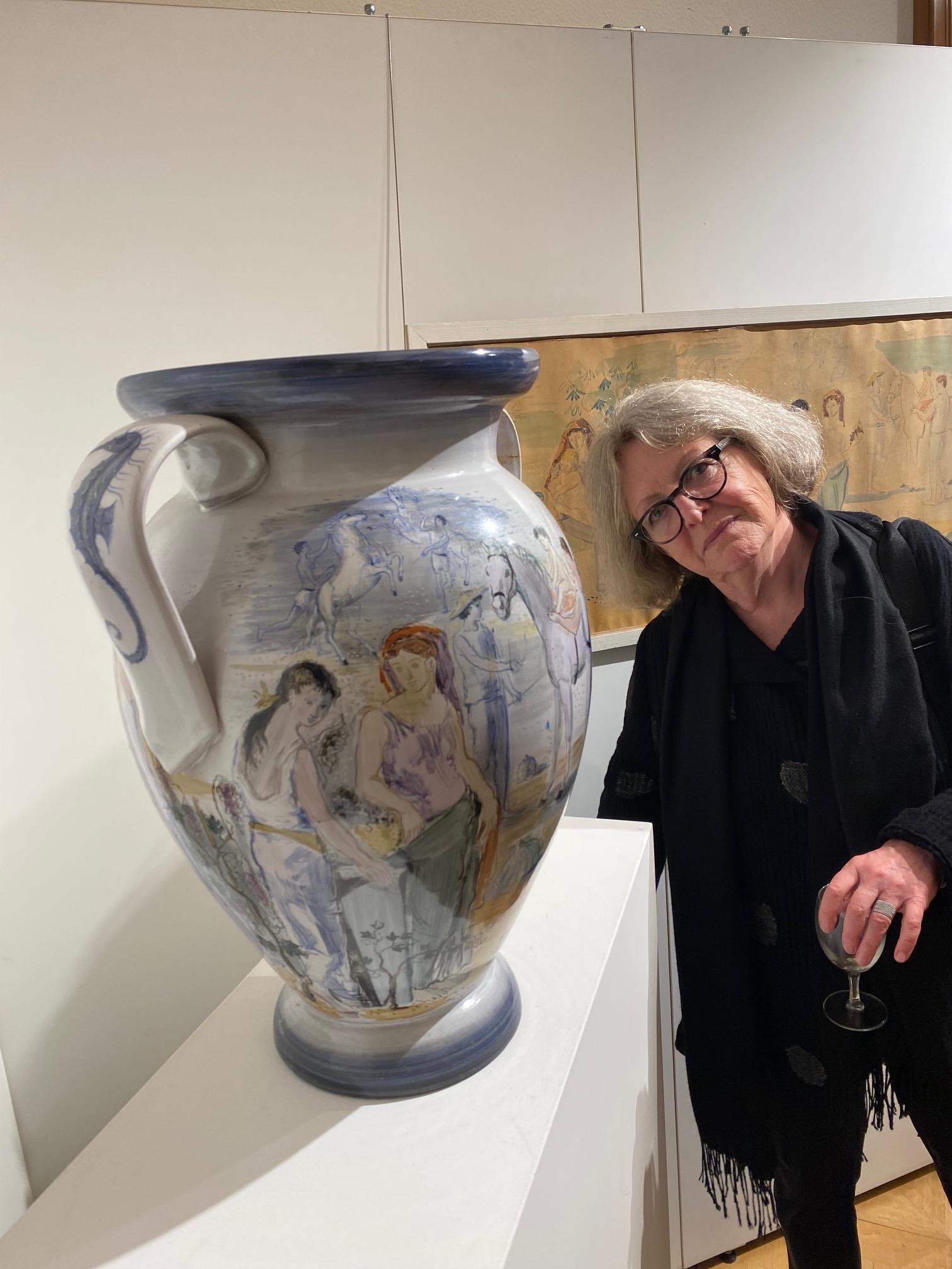 Lisa Brun mit großer Vase